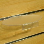 Półka owalna z listwą cenową na panel frezowany shop wall PLEKSI