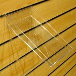 Półka pochyła z obrzeżami na panel frezowany shop wall PLEKSI