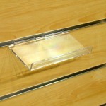 Półka pochyła na panel frezowany shop wall PLEKSI