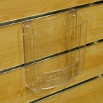 Zawieszka do ulotek na panel frezowany shop wall  PLEKSI