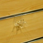 Wieszak na okulary na panel frezowany shop wall  PLEKSI